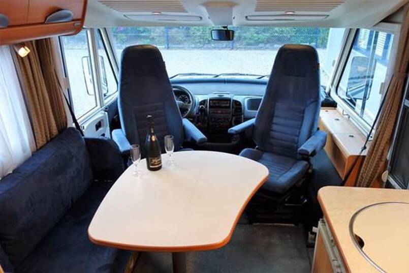 Hymer B 514 G compacte 4 pers. camper met garage 14