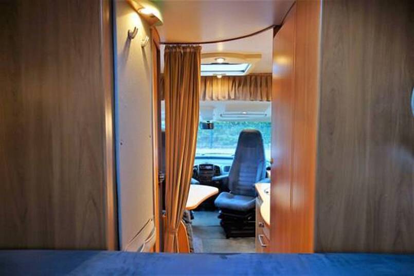 Hymer B 514 G compacte 4 pers. camper met garage 28