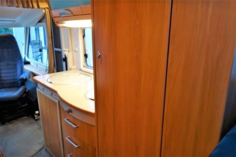 Hymer B 514 G compacte 4 pers. camper met garage 29