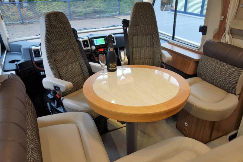 Hymer B 588 PL AUTOMAAT, 2 aparte bedden, garage, 4 x luchtvering 23