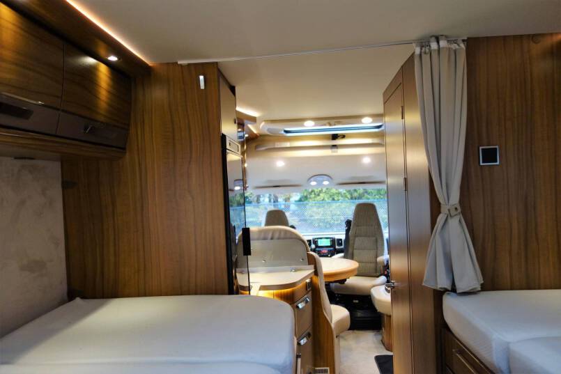 Hymer B 588 PL AUTOMAAT, 2 aparte bedden, garage, 4 x luchtvering 37