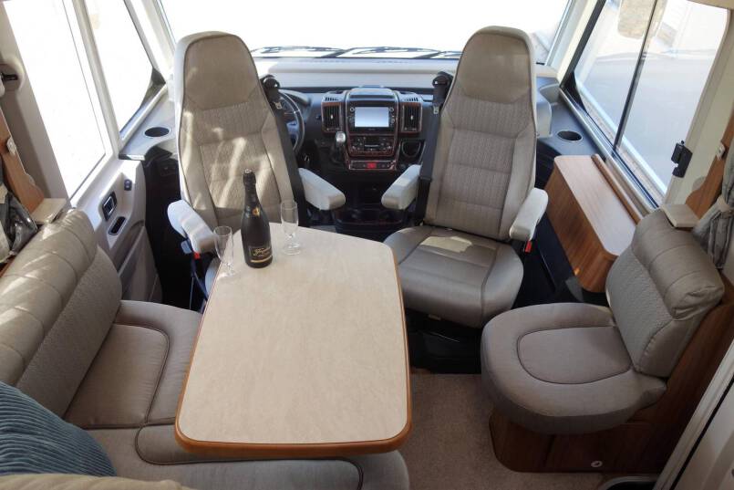 Hymer B 678 PL AUTOMAAT, 180 pk PremiumLine, 2 aparte bedden 16