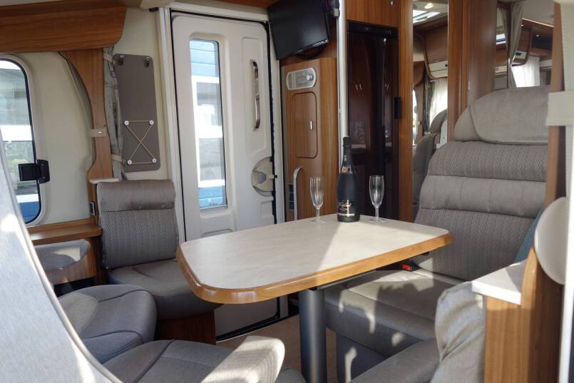 Hymer B 678 PL AUTOMAAT, 180 pk PremiumLine, 2 aparte bedden 18
