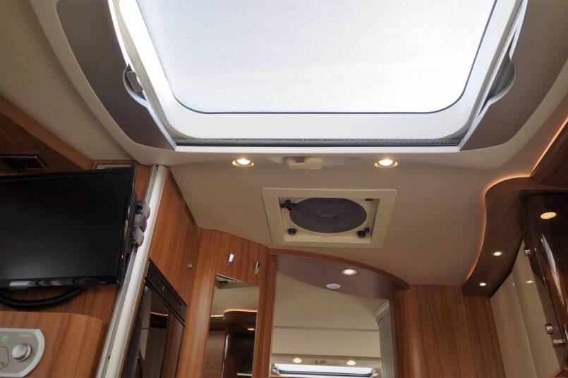 Hymer B 678 PL AUTOMAAT, 180 pk PremiumLine, 2 aparte bedden 24