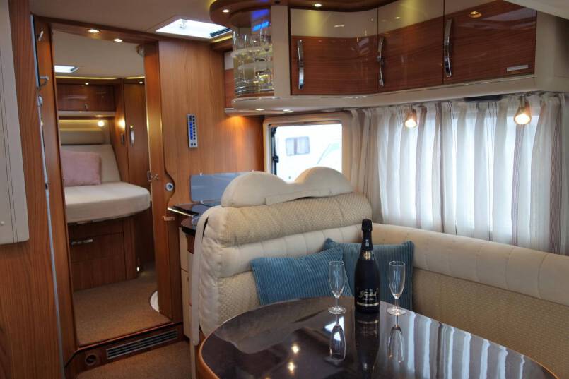Hymer B 698 SL Star Edition Queensbed, 3.0 AUTOMAAT, champagne, 4 x luchtvering, winter pakket 22