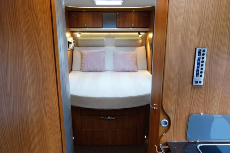 Hymer B 698 SL Star Edition Queensbed, 3.0 AUTOMAAT, champagne, 4 x luchtvering, winter pakket 37