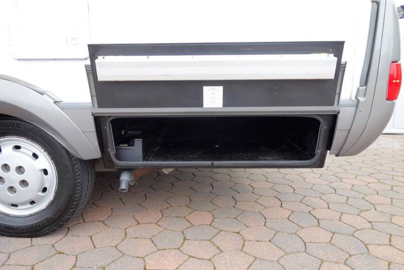 Hymer B 584 Hymer  B 584 compacte 3 pers. met een ruime barzit indeling 10