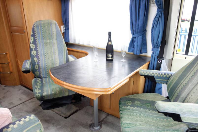 Hymer B 584 Hymer  B 584 compacte 3 pers. met een ruime barzit indeling 17