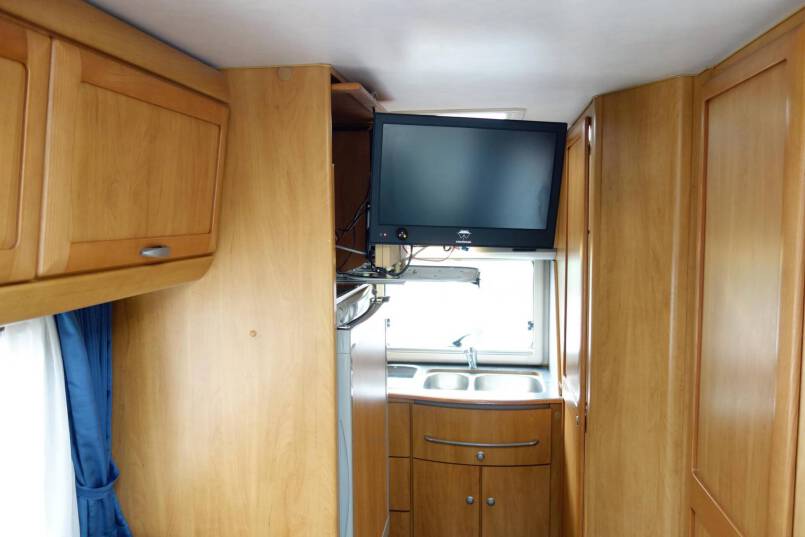 Hymer B 584 Hymer  B 584 compacte 3 pers. met een ruime barzit indeling 24