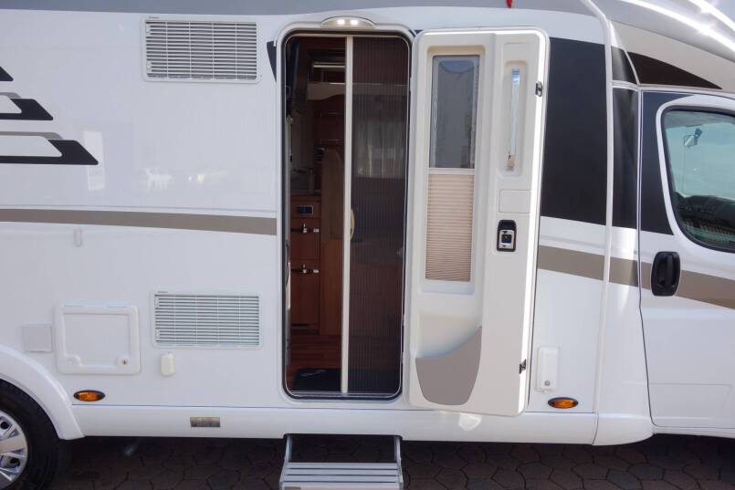 Hymer T 678 CL AUTOMAAT, 150 pk, 2 aparte bedden 12