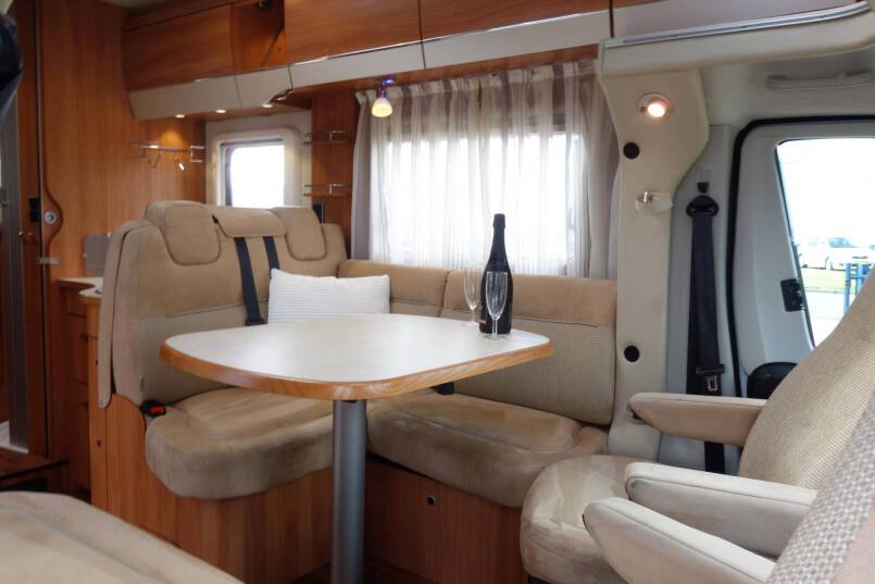 Hymer T 678 CL AUTOMAAT, 150 pk, 2 aparte bedden 19