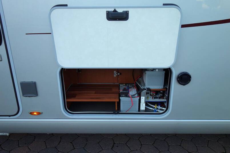 Hymer B 678 3.0 jet 157 pk Champagne, 2 aparte bedden, garage, vol optie 12
