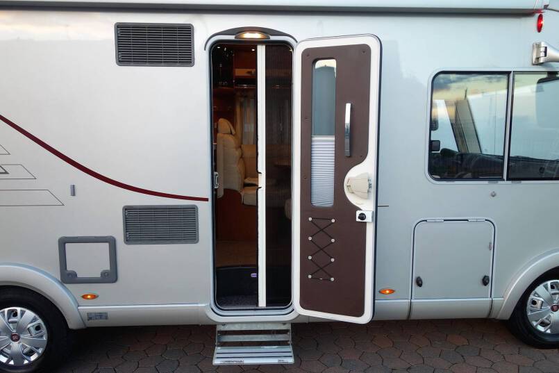 Hymer B 678 3.0 jet 157 pk Champagne, 2 aparte bedden, garage, vol optie 13