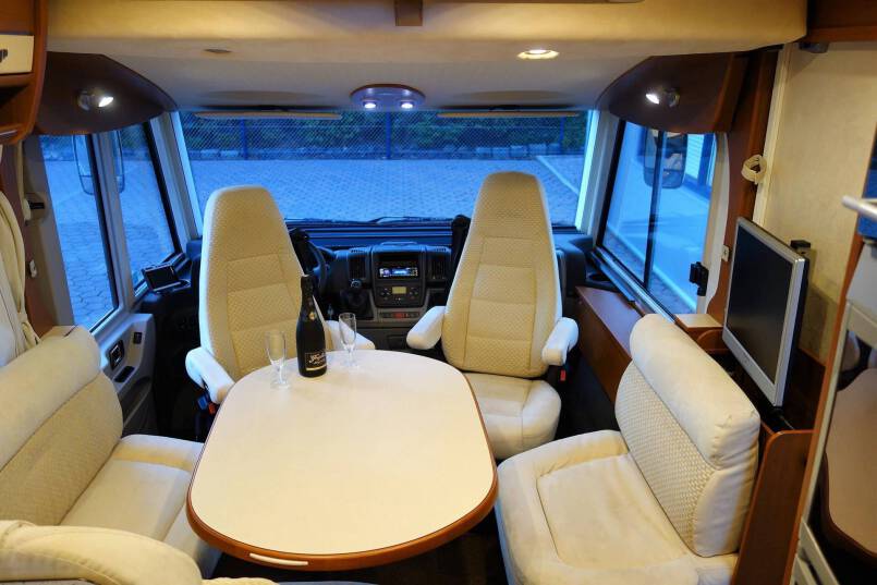 Hymer B 678 3.0 jet 157 pk Champagne, 2 aparte bedden, garage, vol optie 19