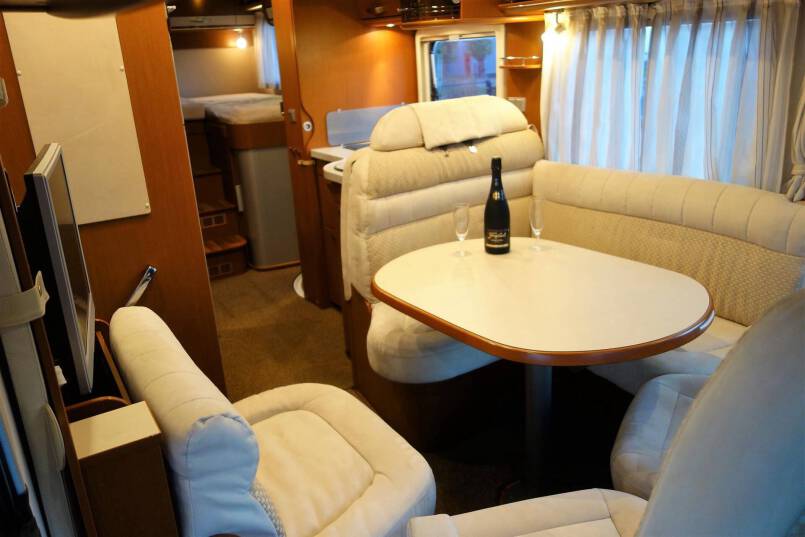 Hymer B 678 3.0 jet 157 pk Champagne, 2 aparte bedden, garage, vol optie 21