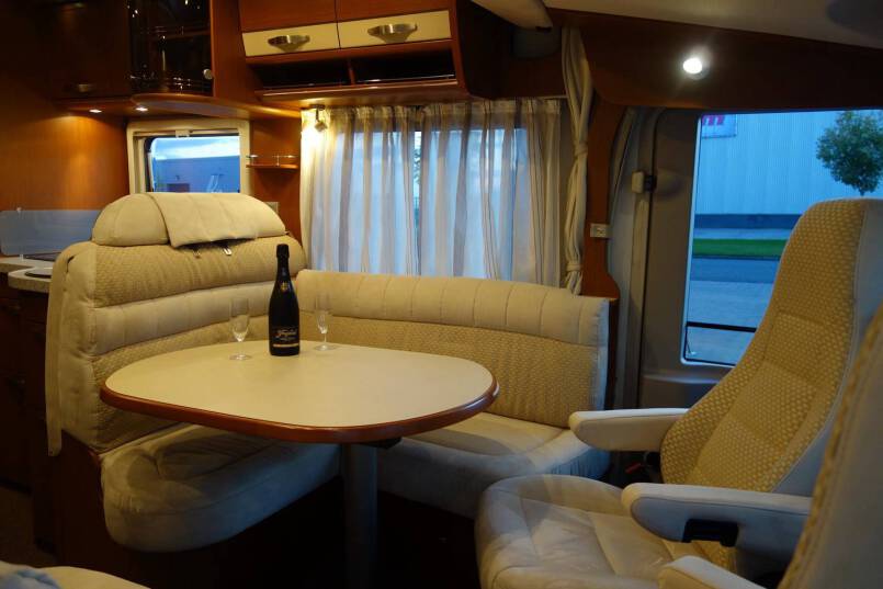 Hymer B 678 3.0 jet 157 pk Champagne, 2 aparte bedden, garage, vol optie 24