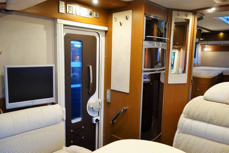 Hymer B 678 3.0 jet 157 pk Champagne, 2 aparte bedden, garage, vol optie 25