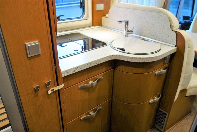 Hymer B 678 3.0 jet 157 pk Champagne, 2 aparte bedden, garage, vol optie 28