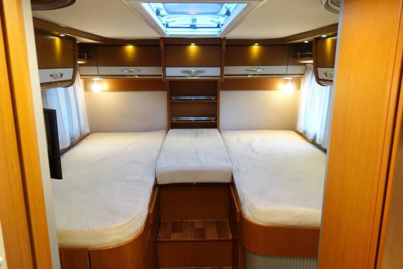 Hymer B 678 3.0 jet 157 pk Champagne, 2 aparte bedden, garage, vol optie 30