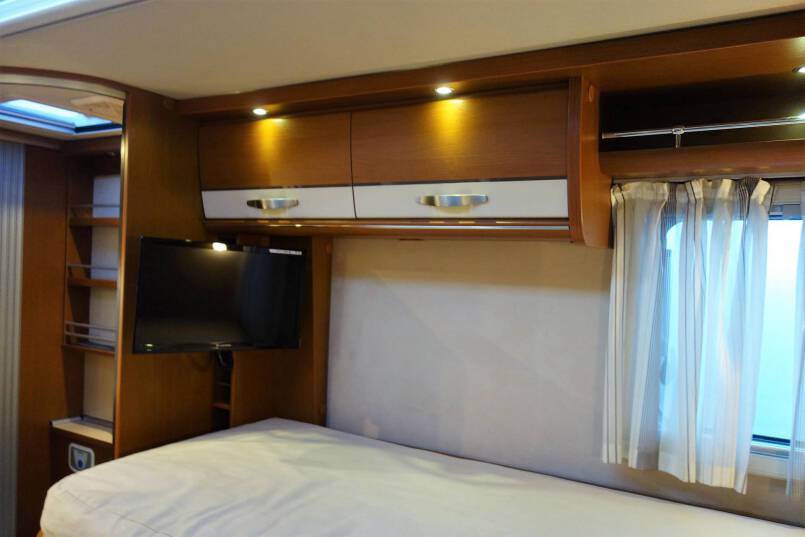 Hymer B 678 3.0 jet 157 pk Champagne, 2 aparte bedden, garage, vol optie 33