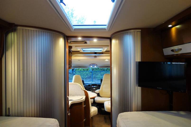 Hymer B 678 3.0 jet 157 pk Champagne, 2 aparte bedden, garage, vol optie 34