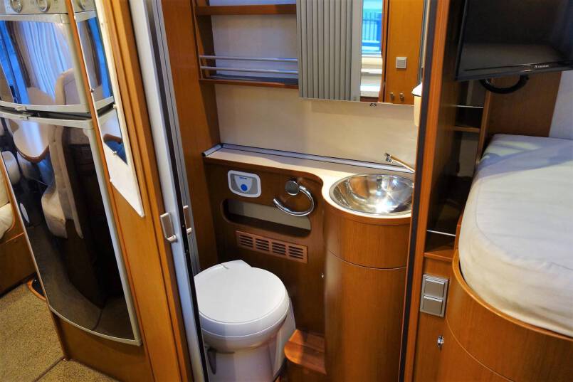 Hymer B 678 3.0 jet 157 pk Champagne, 2 aparte bedden, garage, vol optie 36