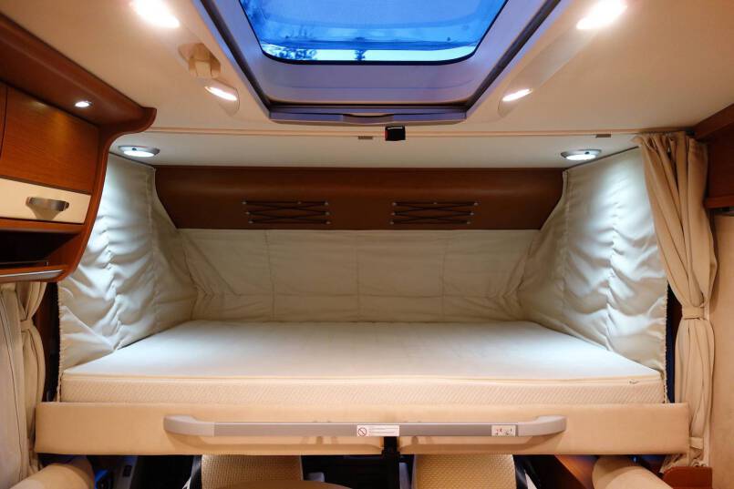 Hymer B 678 3.0 jet 157 pk Champagne, 2 aparte bedden, garage, vol optie 38