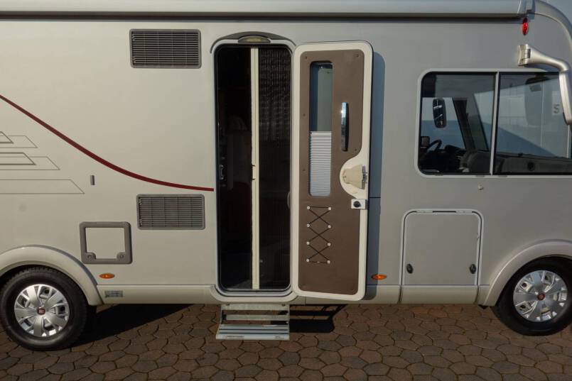 Hymer B 678 3.0 jet 157 pk Champagne, 2 aparte bedden, garage, vol optie 51