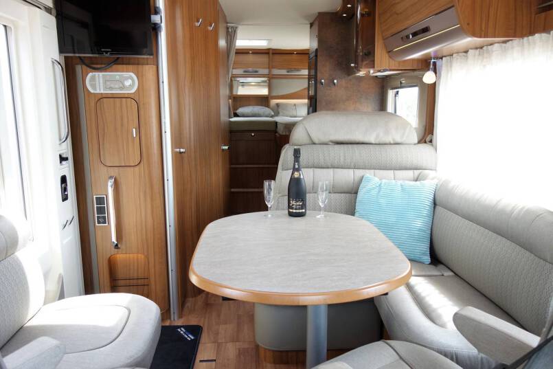 Hymer B 588 PL AUTOMAAT, PremuimLine, 2 aparte bedden, garage 24