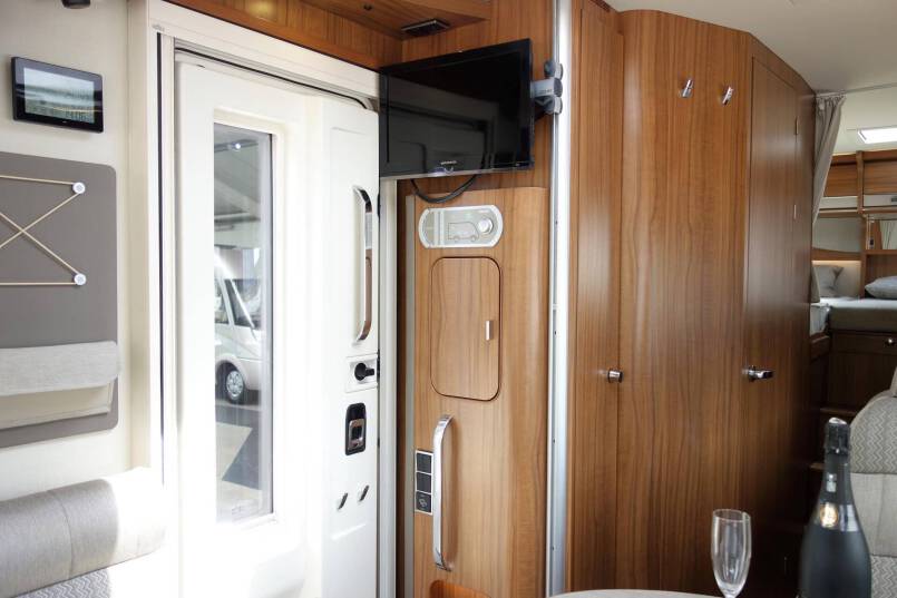 Hymer B 588 PL AUTOMAAT, PremuimLine, 2 aparte bedden, garage 25