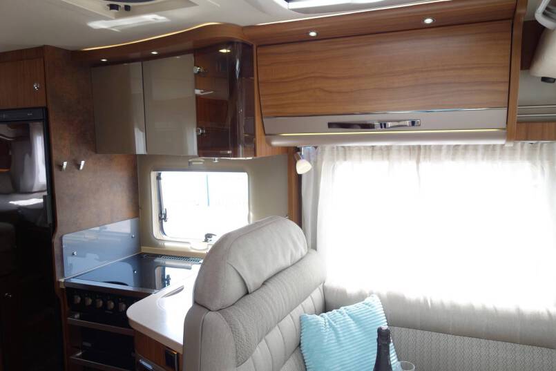 Hymer B 588 PL AUTOMAAT, PremuimLine, 2 aparte bedden, garage 27