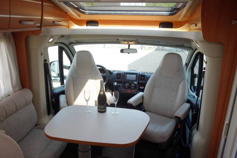 Hymer Exsis-T 588 AUTOMAAT, 150 pk, compact met 2 aparte bedden 19