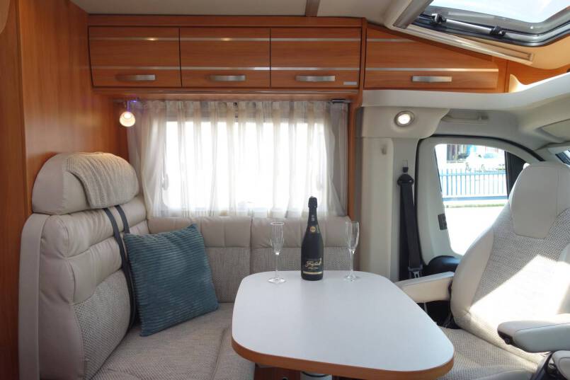 Hymer Exsis-T 588 AUTOMAAT, 150 pk, compact met 2 aparte bedden 20
