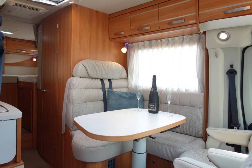 Hymer Exsis-T 588 AUTOMAAT, 150 pk, compact met 2 aparte bedden 21
