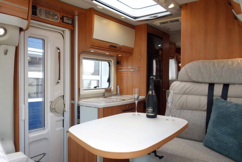 Hymer Exsis-T 588 AUTOMAAT, 150 pk, compact met 2 aparte bedden 22