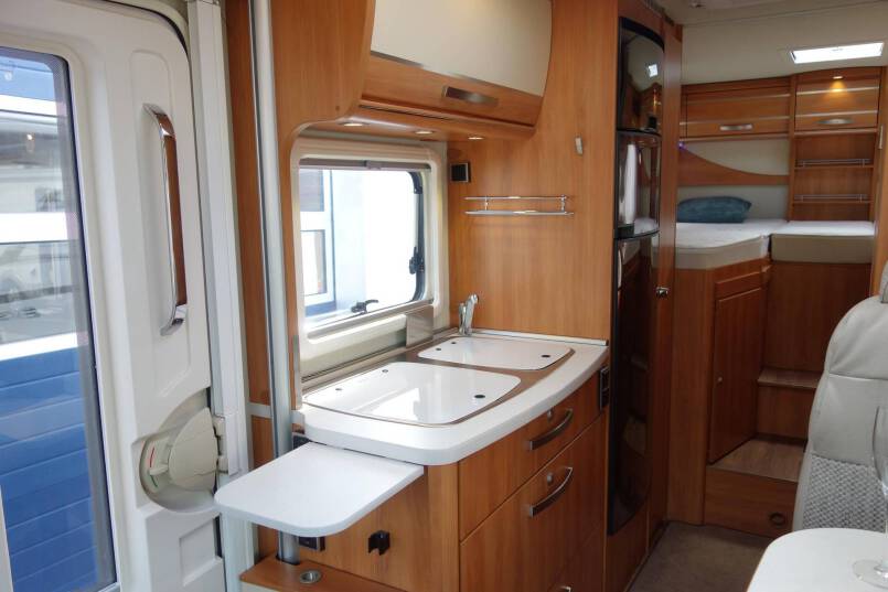Hymer Exsis-T 588 AUTOMAAT, 150 pk, compact met 2 aparte bedden 24