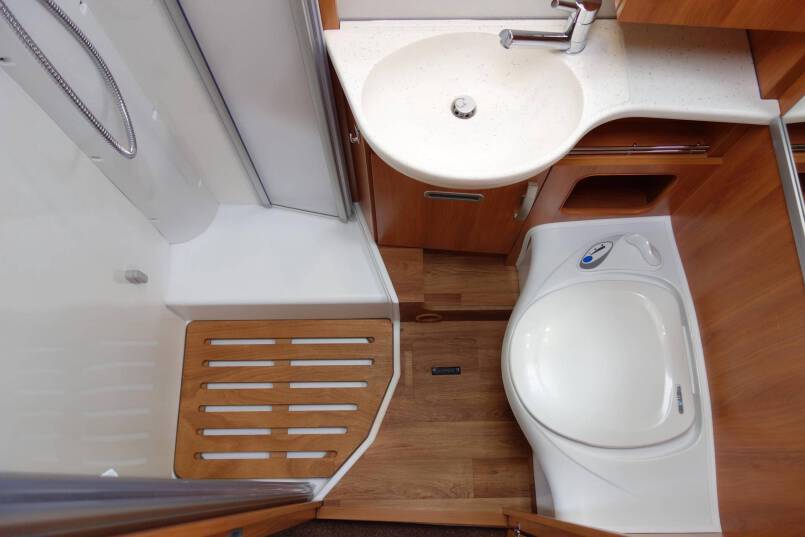 Hymer Exsis-T 588 AUTOMAAT, 150 pk, compact met 2 aparte bedden 33