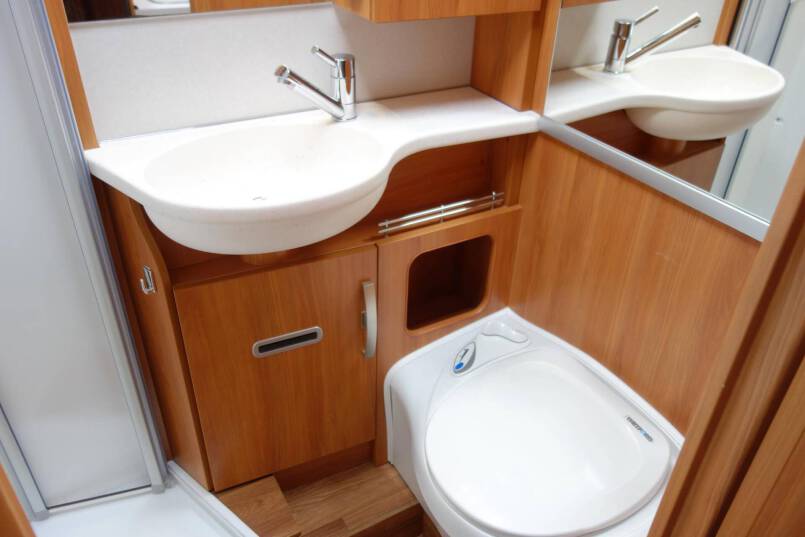 Hymer Exsis-T 588 AUTOMAAT, 150 pk, compact met 2 aparte bedden 34