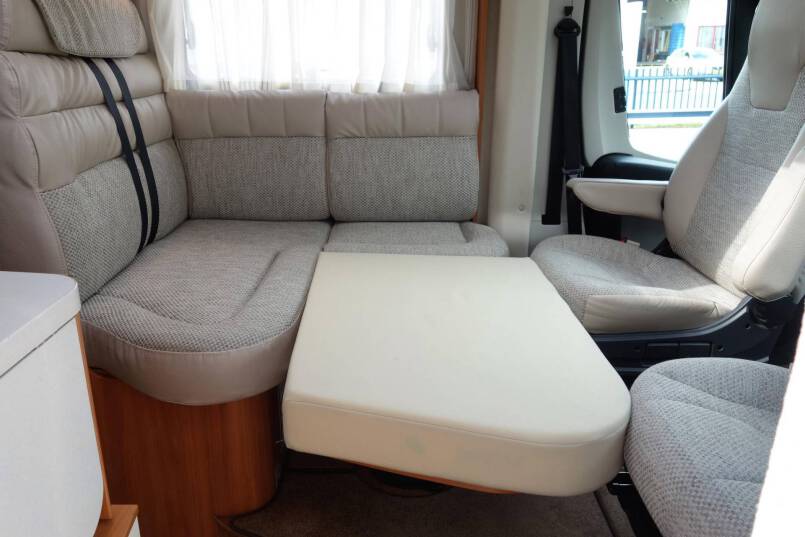 Hymer Exsis-T 588 AUTOMAAT, 150 pk, compact met 2 aparte bedden 35