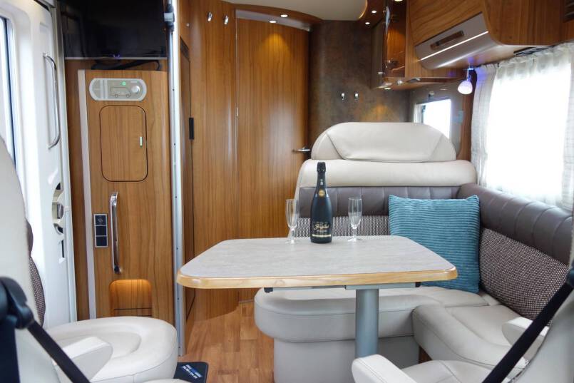 Hymer B 678 PL AUTOMAAT, 177 pk PremiumLine, 2 aparte bedden 24