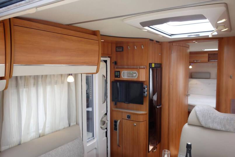 Hymer T 708 SL AUTOMAAT, 180 pk half integraal, Queens bed 22