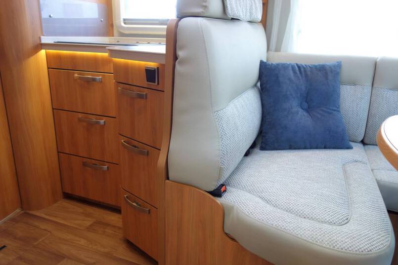 Hymer T 708 SL AUTOMAAT, 180 pk half integraal, Queens bed 27