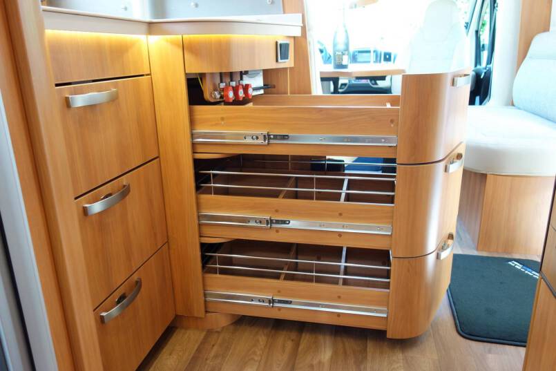 Hymer T 708 SL AUTOMAAT, 180 pk half integraal, Queens bed 31