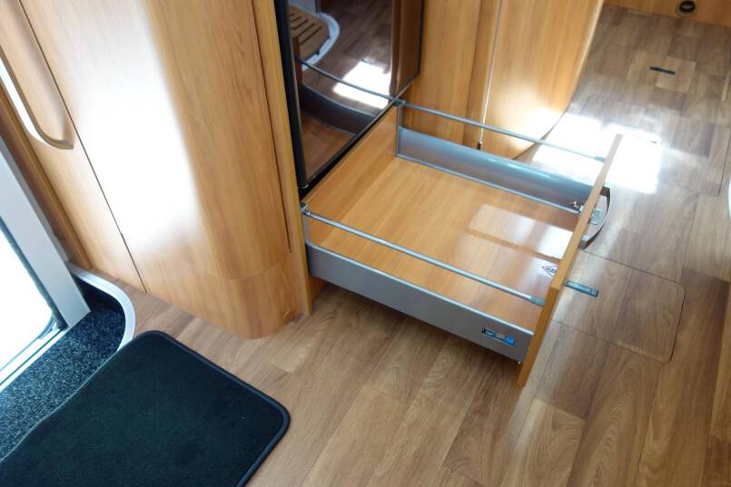 Hymer T 708 SL AUTOMAAT, 180 pk half integraal, Queens bed 32