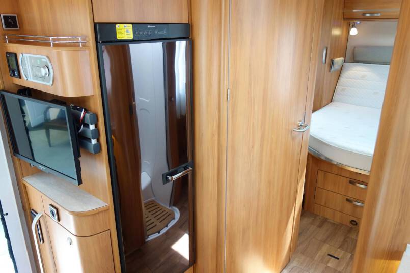 Hymer T 708 SL AUTOMAAT, 180 pk half integraal, Queens bed 33