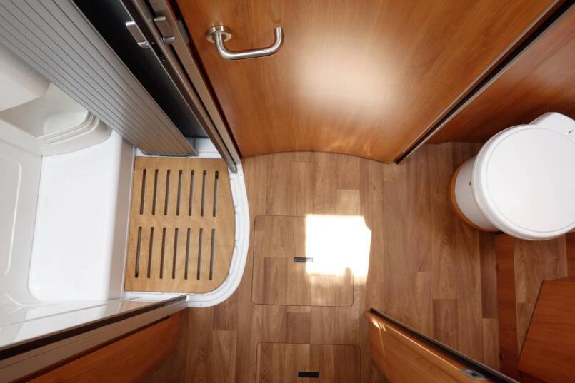Hymer T 708 SL AUTOMAAT, 180 pk half integraal, Queens bed 39