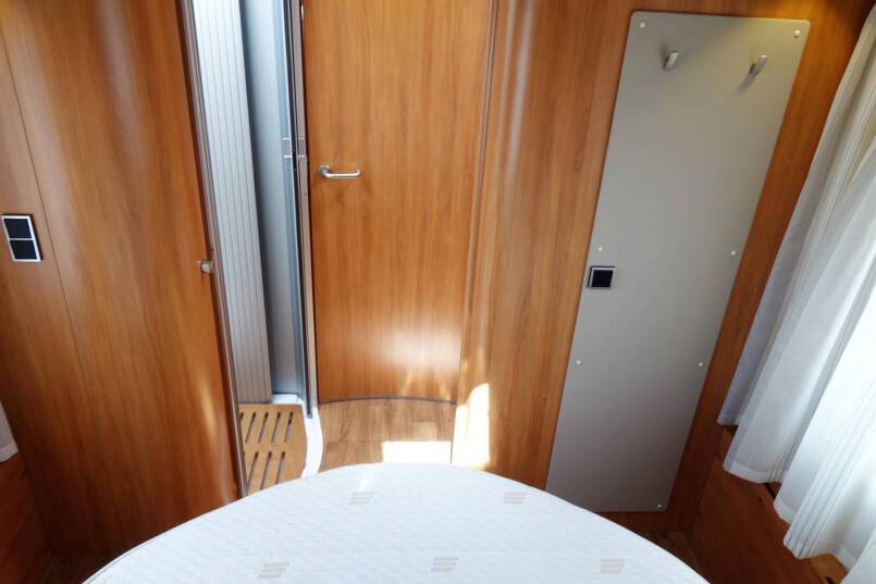 Hymer T 708 SL AUTOMAAT, 180 pk half integraal, Queens bed 41