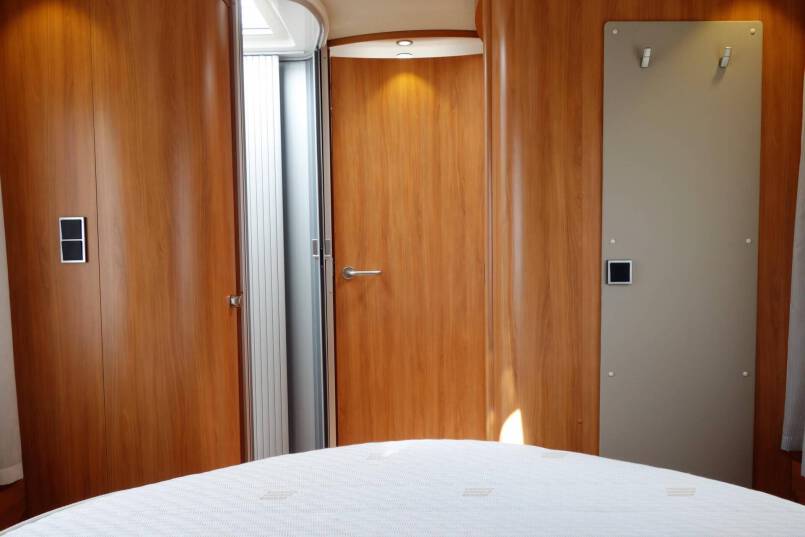 Hymer T 708 SL AUTOMAAT, 180 pk half integraal, Queens bed 42