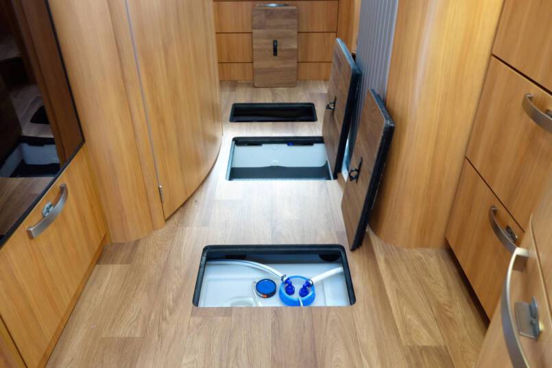 Hymer T 708 SL AUTOMAAT, 180 pk half integraal, Queens bed 44