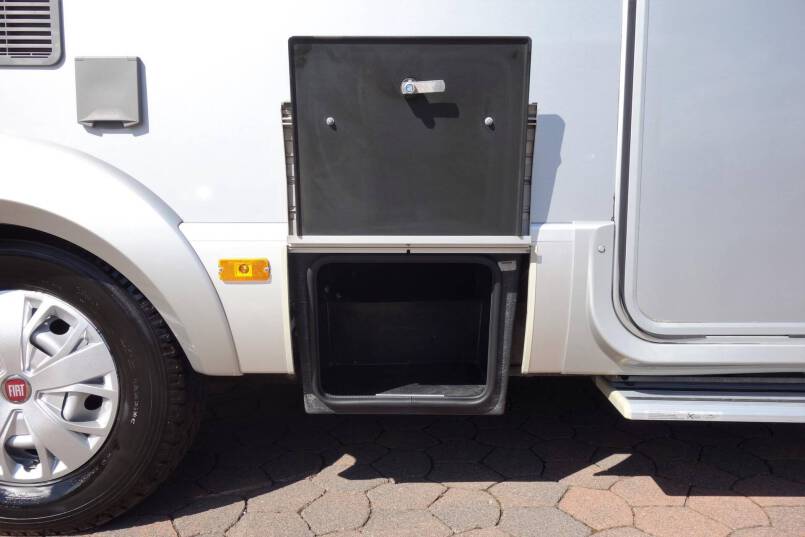 Hymer B 674 SL 3.0 Automaat, Elegance Silver, 2 aparte bedden, garage 9